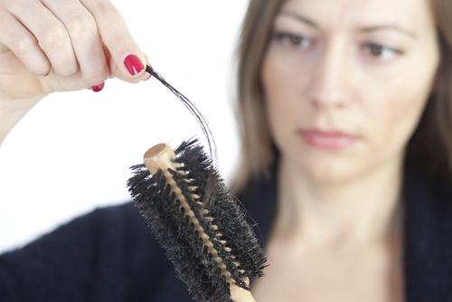 抜け毛は更年期障害なのか？原因と対処法についてをチェック！